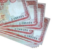 20 billets de roupies népalaises se trouvent dans un petit groupe ou un paquet isolé sur blanc. maquette avec espace de copie. commerce et change photo
