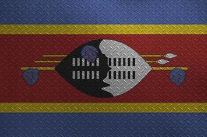 drapeau du swaziland représenté dans des couleurs de peinture sur une vieille plaque de métal brossé ou un gros plan de mur. bannière texturée sur fond rugueux photo