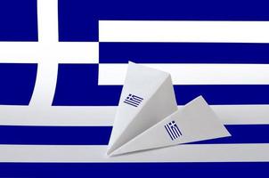 drapeau de la grèce représenté sur un avion en papier origami. concept d'art fait à la main photo