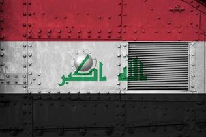 drapeau irakien représenté sur la partie latérale d'un gros plan de char blindé militaire. arrière-plan conceptuel des forces armées photo