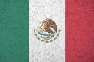 drapeau du mexique représenté dans des couleurs de peinture vives sur un vieux mur de plâtrage en relief. bannière texturée sur fond rugueux photo