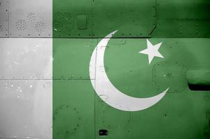 drapeau du pakistan représenté sur la partie latérale d'un gros plan d'hélicoptère blindé militaire. arrière-plan conceptuel des avions des forces armées photo