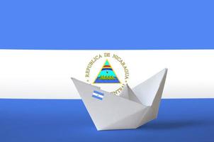 drapeau du nicaragua représenté sur papier gros plan de navire origami. concept d'art fait à la main photo