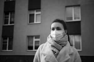 photo d'une fille masquée, dans la rue. confinement covid-19 pandémie.