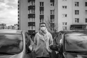 photo d'une fille dans un masque, dans la rue. pandémie isolée de covid-19.