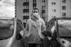 photo d'une fille dans un masque, dans la rue. pandémie isolée de covid-19.