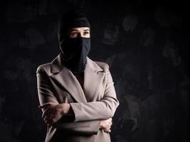 portrait d'une jeune fille dans une cagoule noire et un manteau beige. photo