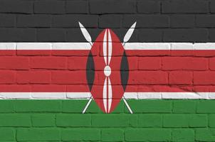 drapeau du kenya représenté dans des couleurs de peinture sur un vieux mur de briques. bannière texturée sur fond de maçonnerie de gros mur de briques photo