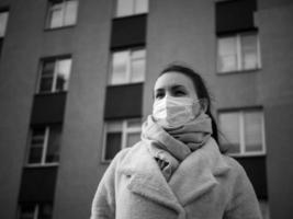 photo d'une fille masquée, dans la rue. confinement covid-19 pandémie.