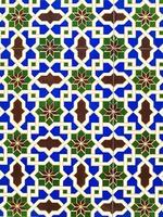 motif traditionnel ouzbek sur carreaux de céramique sur le mur de la mosquée sans couture vieux motif floral abstrait photo