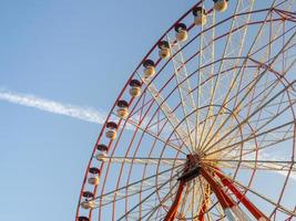 grande roue contre le ciel. parc d'attractions en bord de mer. aire de repos. mécanisme rond. amoureux de la hauteur. photo