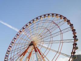 grande roue contre le ciel. parc d'attractions en bord de mer. aire de repos. mécanisme rond. amoureux de la hauteur. photo