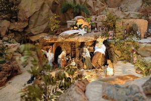 scène de la nativité avec l'enfant jésus. les mages dans la crèche. la tradition chrétienne veut que trois rois aient rendu visite à Jésus. photo