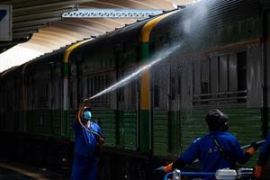 bangkok, thaïlande - 24 septembre un nettoyeur nettoie un train à la gare de hua lamphong le 24 septembre 2022 à bangkok, thaïlande. photo