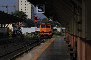 bangkok, thaïlande - 29 octobre train à la gare de hua lamphong le 29 octobre 2022 à bangkok, thaïlande. photo