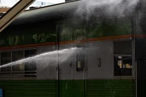 bangkok, thaïlande - 24 septembre un nettoyeur nettoie un train à la gare de hua lamphong le 24 septembre 2022 à bangkok, thaïlande. photo