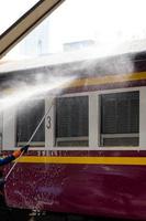 bangkok, thaïlande - 24 septembre un nettoyeur nettoie un train à la gare de hua lamphong le 24 septembre 2022 à bangkok, thaïlande. photo
