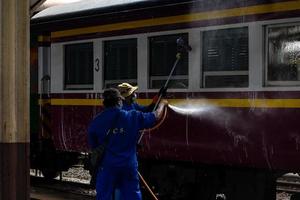 bangkok, thaïlande - 24 septembre un nettoyeur nettoie un train à la gare de hua lamphong le 24 septembre 2022 à bangkok, thaïlande. photo