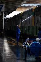 bangkok, thaïlande - 24 septembre un nettoyeur nettoie un train à la gare de hua lamphong le 24 septembre 2022 à bangkok, thaïlande. photo