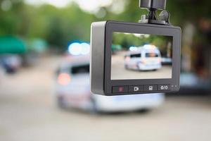enregistreur vidéo de caméra de vidéosurveillance de voiture avec voiture d'ambulance sur la route photo
