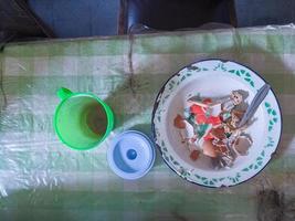 la table à manger est en désordre. une table à manger en désordre avec de la vaisselle usagée et pleine de restes de nourriture qui n'ont pas été nettoyés. vrai vie. fin de l'année photo