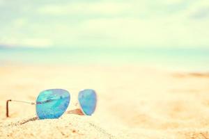 lunettes de soleil sur la plage. photo