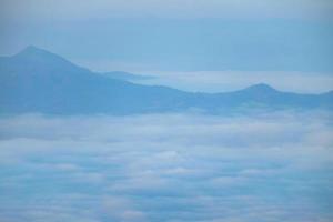 brume matinale dans la vallée photo