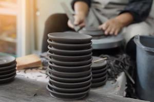 les plats de poterie finis sont empilés les uns sur les autres. préparez-vous à attendre d'être guidé tout au long du processus de gravure. mise au point douce et sélective. photo