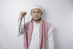 un jeune homme musulman asiatique avec une expression réussie heureuse isolée sur fond blanc photo