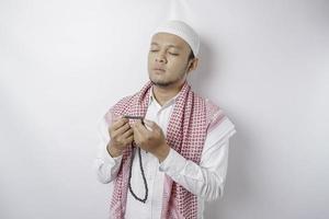 heureux bel homme musulman asiatique prie Dieu. photo