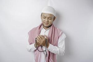 heureux bel homme musulman asiatique prie Dieu. photo