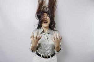 une jeune femme asiatique avec une expression heureuse et réussie portant une chemise vert sauge isolée par fond blanc photo