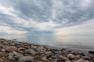 pierres sur la côte de la mer baltique au coucher du soleil photo