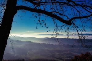 les couleurs des langhe en automne à serralunga d'alba, avec les vignes et les collines qui se colorent de couleurs chaudes comme la saison d'automne photo