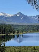 beau paysage dans les montagnes de l'altaï, russie photo