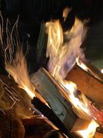 la flamme d'un feu de joie brûlant dans l'obscurité photo