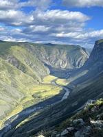 beau paysage dans les montagnes de l'altaï, russie photo