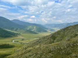 vue panoramique sur la vallée de la montagne dans l'altaï, en russie photo