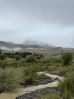 beau paysage de montagne un jour de brouillard pluvieux photo