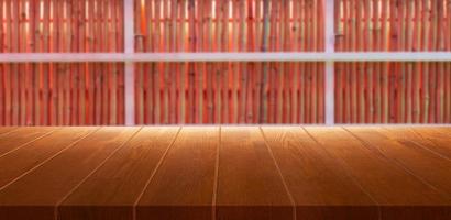 Arrière-plan flou de bâtons de bambou sur planche de bois photo