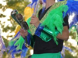 plumes d'instruments à percussion et broderie de carnaval photo