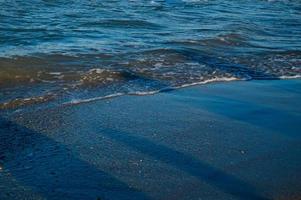 paysage marin vague de la mer sur la plage de sable photo