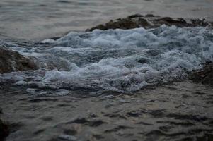 vagues de la mer se brisant sur les rochers photo