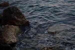 croatie plage, rochers à la plage, eau de mer, vagues photo