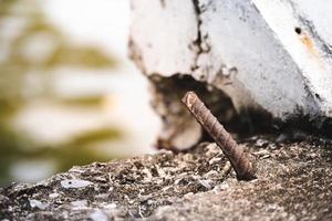 construction inachevée, danger de l'acier exposé, souches rouillées, frugalité des ouvriers du bâtiment, à propos de la corruption du projet, points de connexion, responsabilité sociale. photo