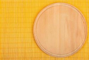 planche de bois ronde vide avec nappe. photo