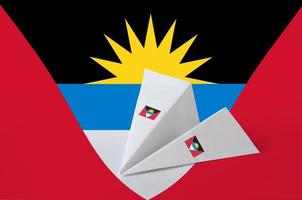 drapeau antigua-et-barbuda représenté sur un avion en papier origami. concept d'art fait à la main photo