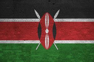 drapeau du kenya représenté dans des couleurs de peinture sur un vieux mur de briques. bannière texturée sur fond de maçonnerie de gros mur de briques photo