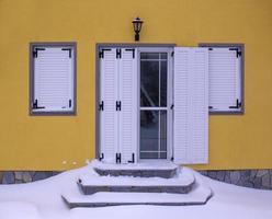 maison jaune en hiver photo
