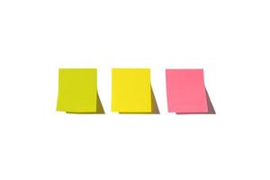 trois feuilles de papier à lettres, prêtes pour votre message. notes autocollantes isolées sur fond blanc. couleurs rose, vert et jaune. espace de copie. photo